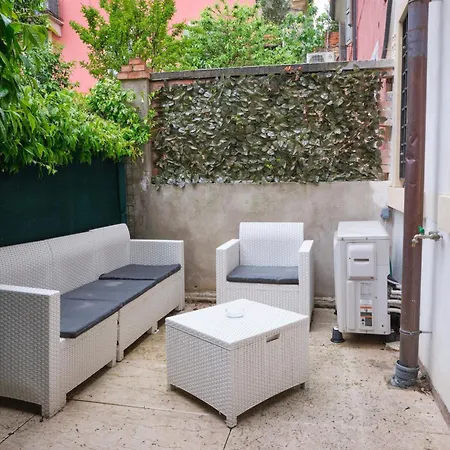 Beautiful, Cozy With A Small Courtyard. Βερόνα